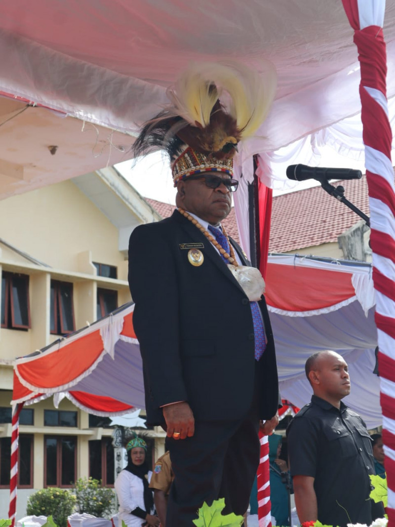 Wabup Sorong Selatan Pimpin Upacara Bendera Peringati Harganas Tahun 2025.