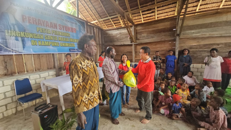 Umat Katolik Lingkungan St Maria Imaculata Palbag Teminabuan Gelar Penyerahan Sembako Bagi Warga Onimsefa