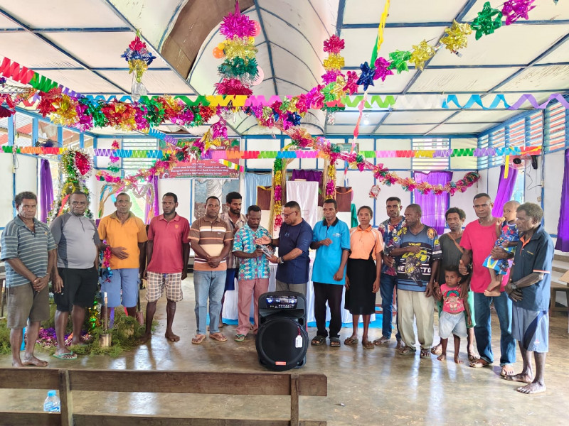 Wakil Bupati Sorong Selatan Serahkan Bantuan Sistem Suara ke Jemaat Immanuel Komang Garet