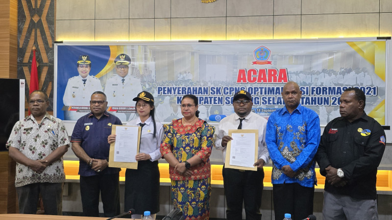 Bupati Sorong Selatan Serahkan 22  SK CPNS Optimalisasi Formasi Tahun 2021.