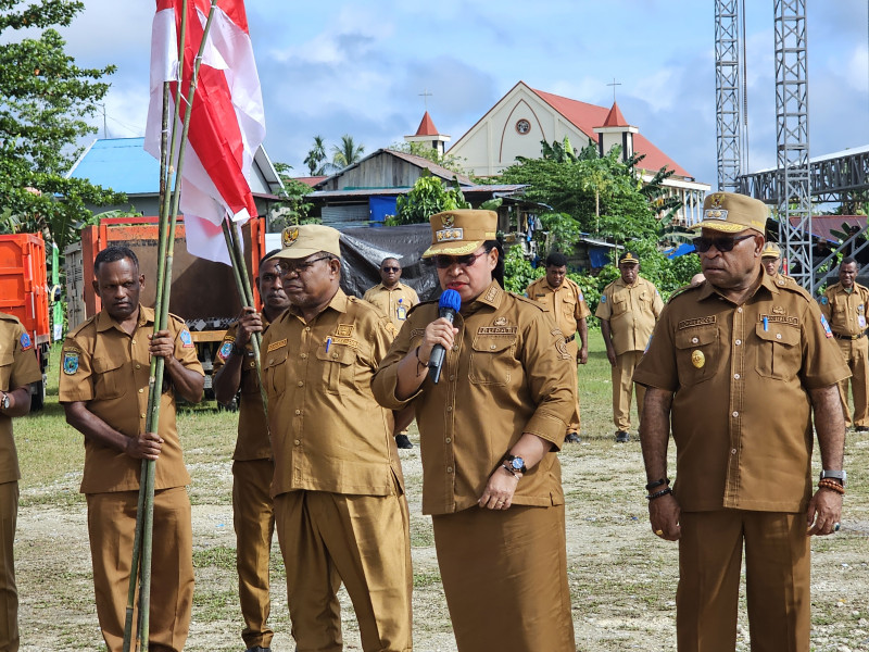 Bupati Sorong Selatan Serahkan 1000 Bendera Dalam Rangka HUT RI Ke 80 Tahun