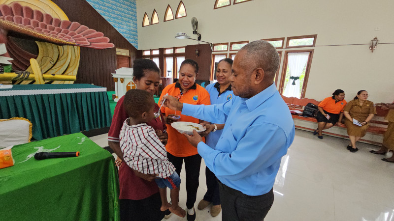 Berikan Makanan Tambahan , Ketua Klasis Teminabuan Apresiasi Sinergitas Klasis Dan Pemkab Cegah Stunting.