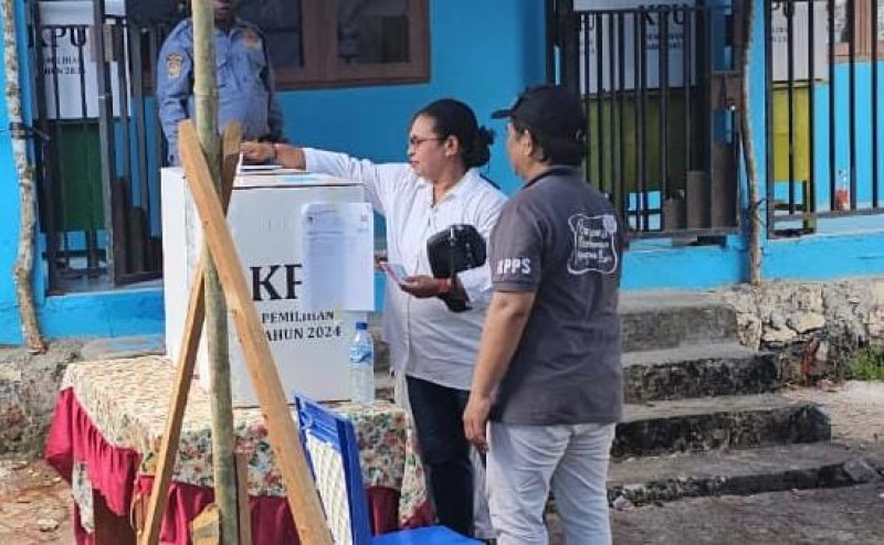 Petronela Krenak Calon Bupati Sorong Selatan  Coblos Surat Suara di TPS 01 Kampung Wernas