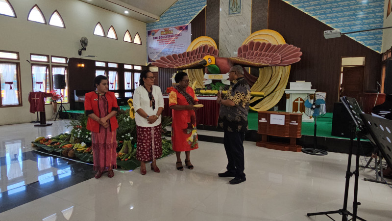 Bupati Sorong Selatan Samsudin Anggiluli Serahkan Bantuan Dana Kegiatan HDS Di Klasis GKI Teminabuan