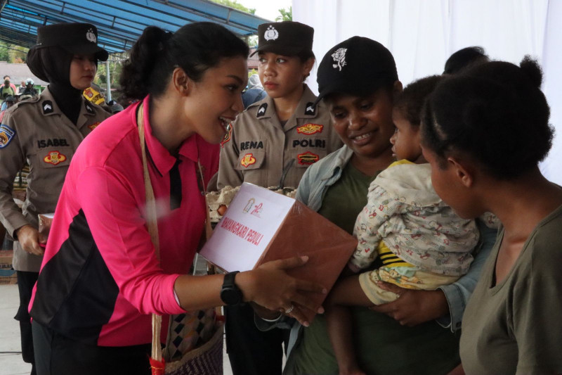 Ny. Astrid Isir Serahkan Makanan Tambahan Gizi Bagi Anak Stunting di Sorong Selatan