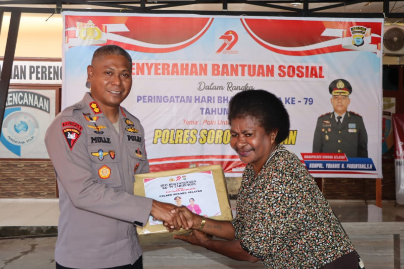 Semarak Hari Bhayangkara Ke-79, Polres Sorong Selatan Serahkan Bantuan Sosial Bagi Warga Kurang Mampu dan Disabilitas