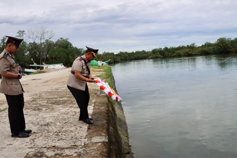 Sambut Hari Bhayangkara ke-79, Polres Sorong Selatan Laksanakan Upacara Ziarah Laut