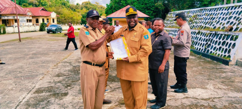 PJ Sekda Maybrat Serahkan SK Kepala Kampung  Zona Ayamaru Raya Dan Yumasssesss Raya.