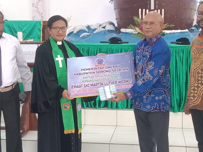 Pemkab Sorong Selatan Serahkan 500 Juta Bansos Keagamaan Bagi Jemaat GKI Marthin Luther Teminabuan