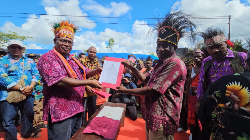 Pemkab Sorong Selatan Serahkan SK Pengakuan, Perlindungan, Penghormatan Hak MHA