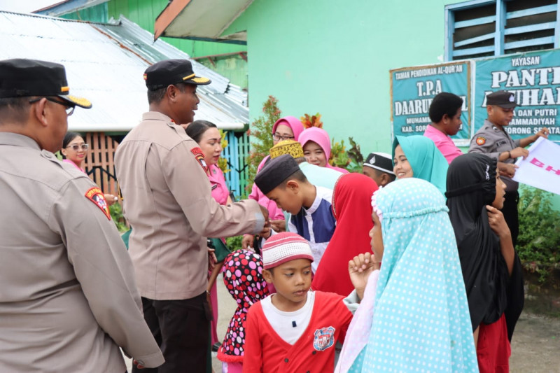 Polres Sorong Selatan Dan Bhayangkari Gelar Anjangsana dan Serahkan Bantuan Sosial