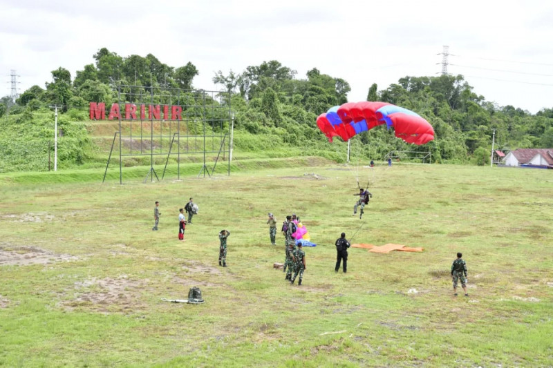 Yontaifib 3 Marinir dan Satkopaska Koarmada III Laksanakan Latihan Demo Terjun Free Fall