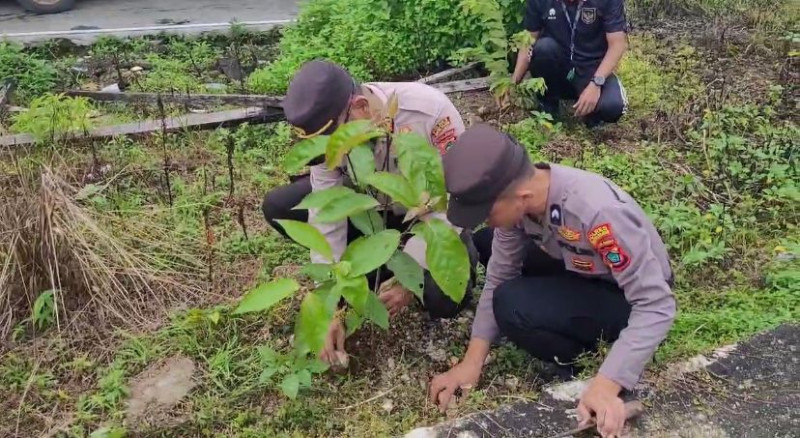 Polres Sorong Selatan Gelar Penanaman 387 Bibit Tanaman .