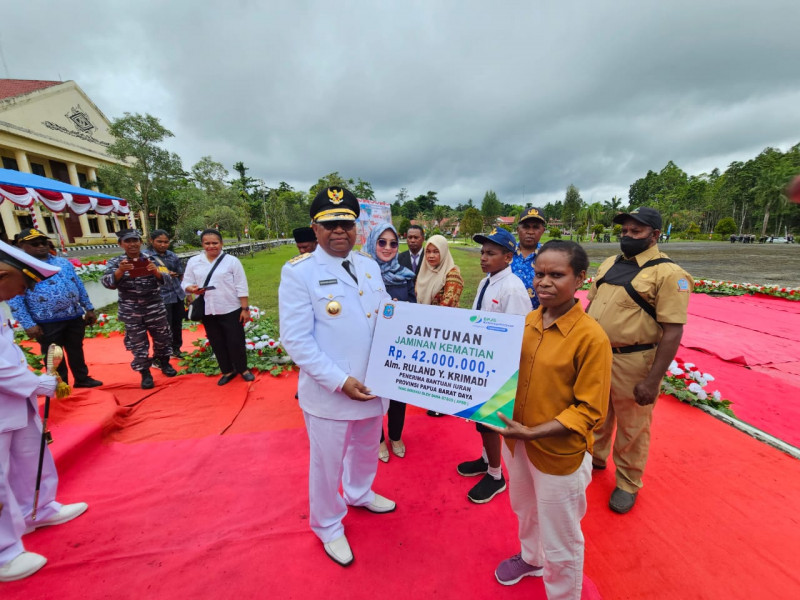 Bupati Sorong Selatan Serahkan Santunan BPJS KetenagaKerjaan Bagi 3 Ahli Waris.